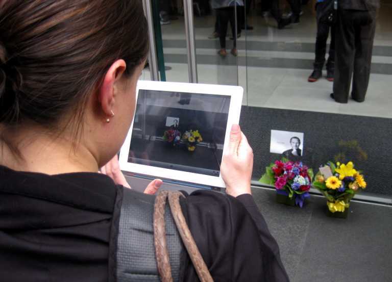 Поклонники Apple по всему миру скорбят о Стиве Джобсе. Фото
