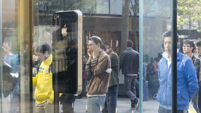 Поклонники Apple по всему миру скорбят о Стиве Джобсе. Фото