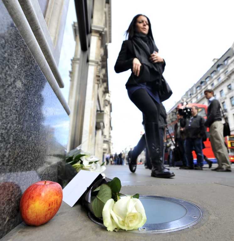 Поклонники Apple по всему миру скорбят о Стиве Джобсе. Фото
