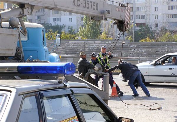 В Крыму кран упал на маршрутку с пассажирами: есть жертвы. Фото