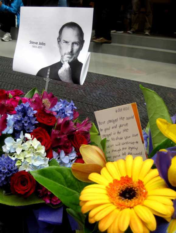 Поклонники Apple по всему миру скорбят о Стиве Джобсе. Фото