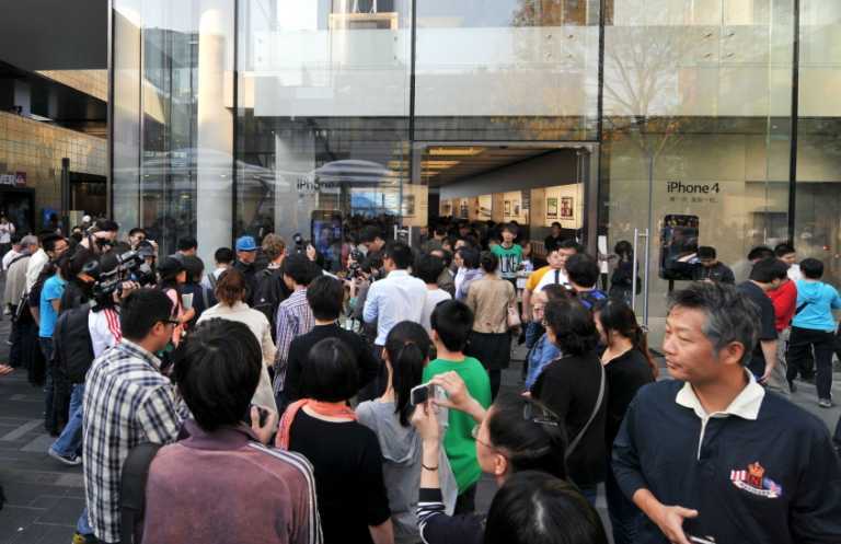 Поклонники Apple по всему миру скорбят о Стиве Джобсе. Фото