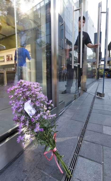 Поклонники Apple по всему миру скорбят о Стиве Джобсе. Фото