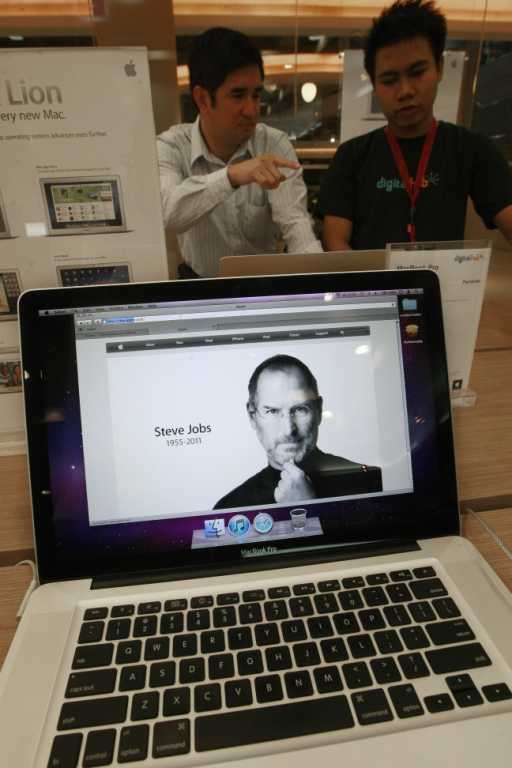 Поклонники Apple по всему миру скорбят о Стиве Джобсе. Фото
