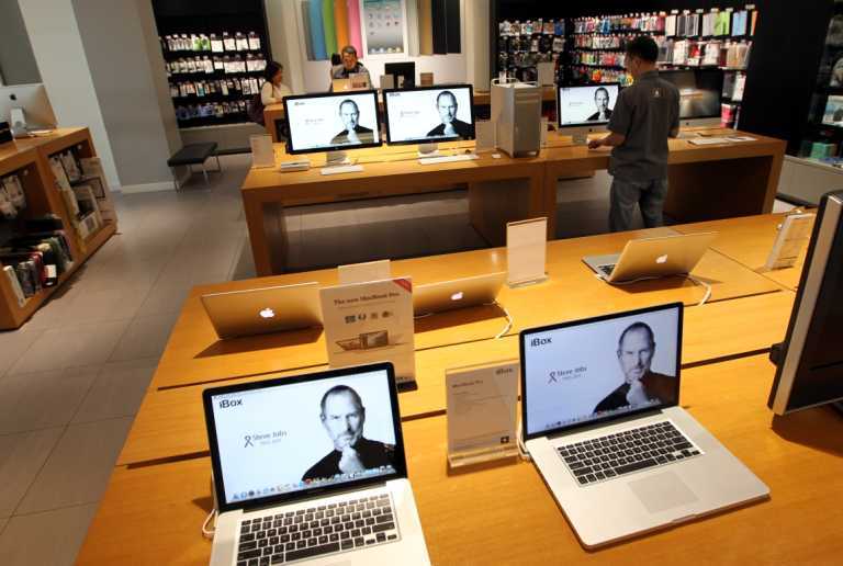 Поклонники Apple по всему миру скорбят о Стиве Джобсе. Фото