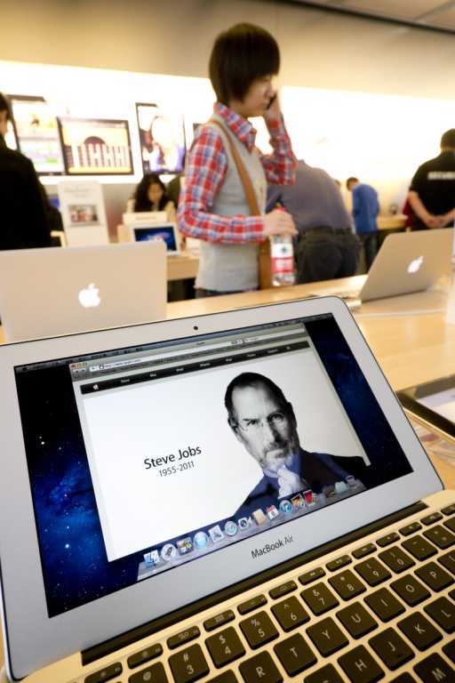 Поклонники Apple по всему миру скорбят о Стиве Джобсе. Фото