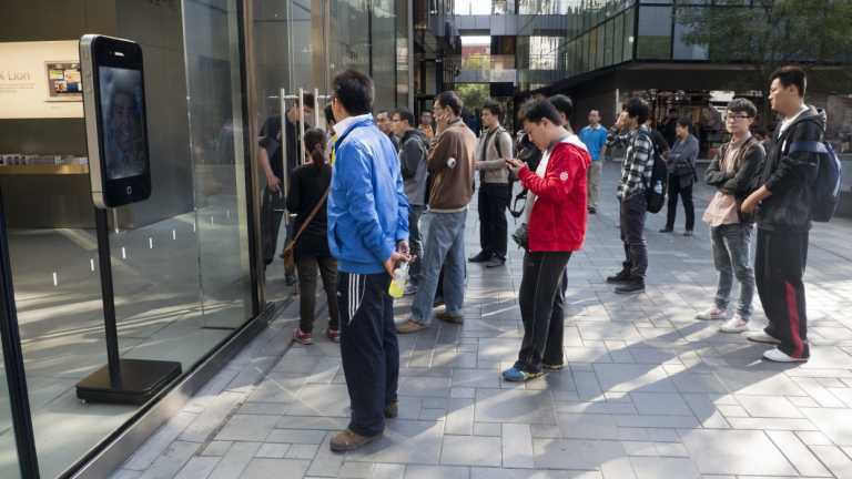 Поклонники Apple по всему миру скорбят о Стиве Джобсе. Фото