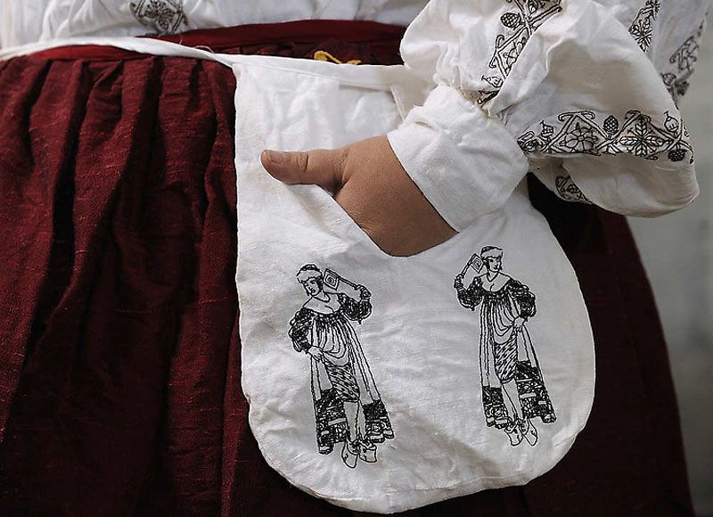 Американка пошила костюм італійської куртизанки 16 століття