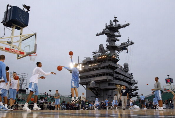 Американцы сыграли в баскетбол на авианосце