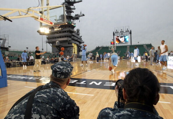 Американцы сыграли в баскетбол на авианосце