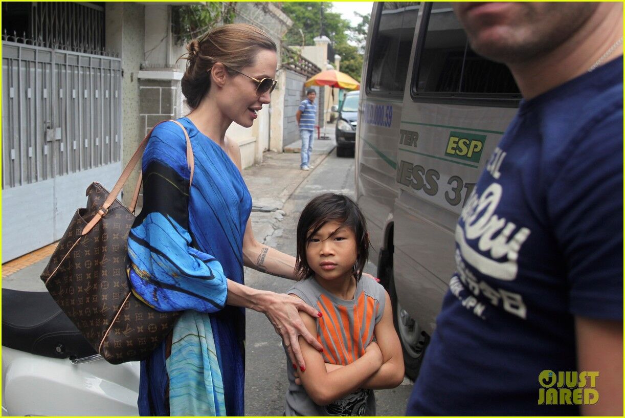 Джоли знакомит Пакса с культурой