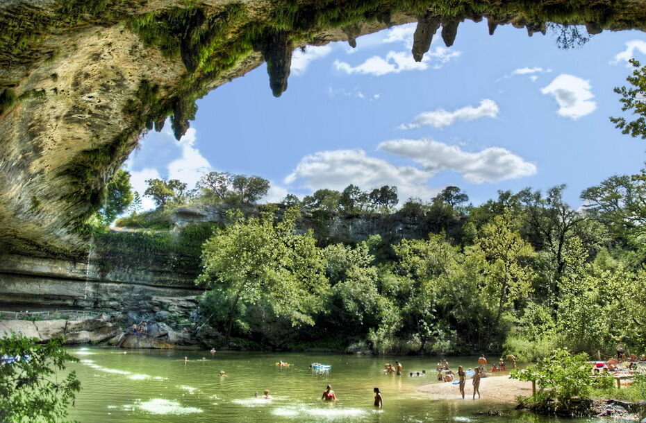 Необычное озеро Hamilton Pool