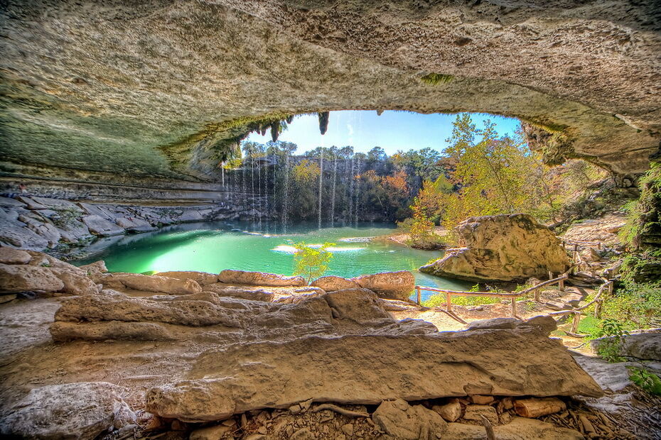 Необычное озеро Hamilton Pool