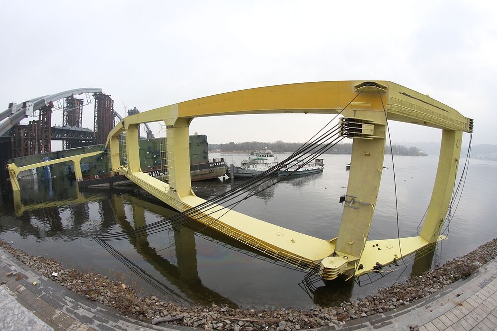 Прокуратура Киева выяснит причины падения плавучего крана. Фото