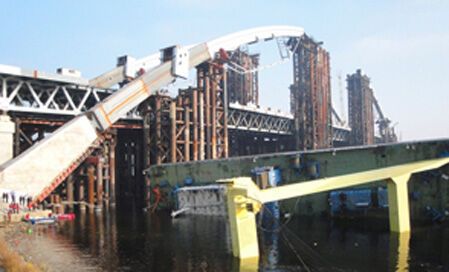 Прокуратура Киева выяснит причины падения плавучего крана. Фото