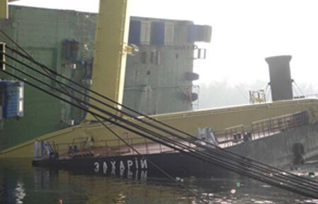 Прокуратура Киева выяснит причины падения плавучего крана. Фото