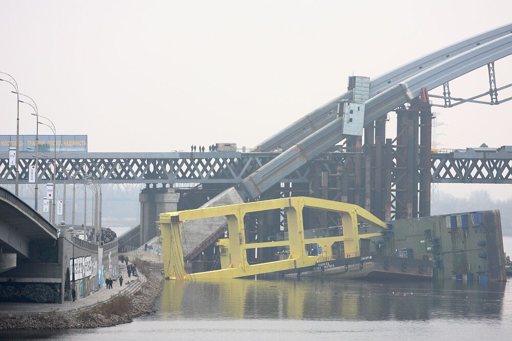 Прокуратура Киева выяснит причины падения плавучего крана. Фото