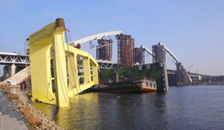 Прокуратура Киева выяснит причины падения плавучего крана. Фото