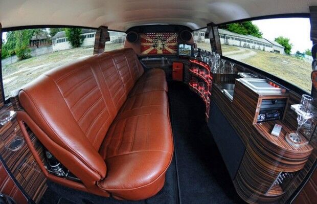 Из «копейки» сделали роскошный лимузин с портретом Ленина. Фото