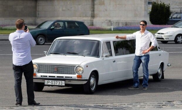 Из «копейки» сделали роскошный лимузин с портретом Ленина. Фото