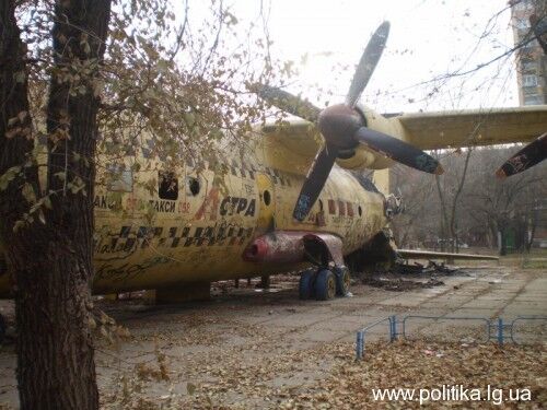 В Луганске сгорел самолет. Фото