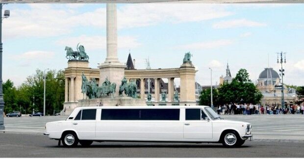 Из «копейки» сделали роскошный лимузин с портретом Ленина. Фото