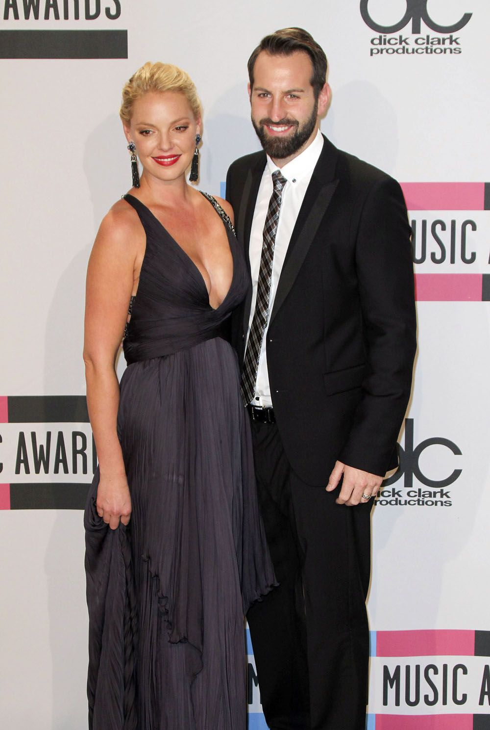 Кэтрин Хейгл выдавила из платья грудь