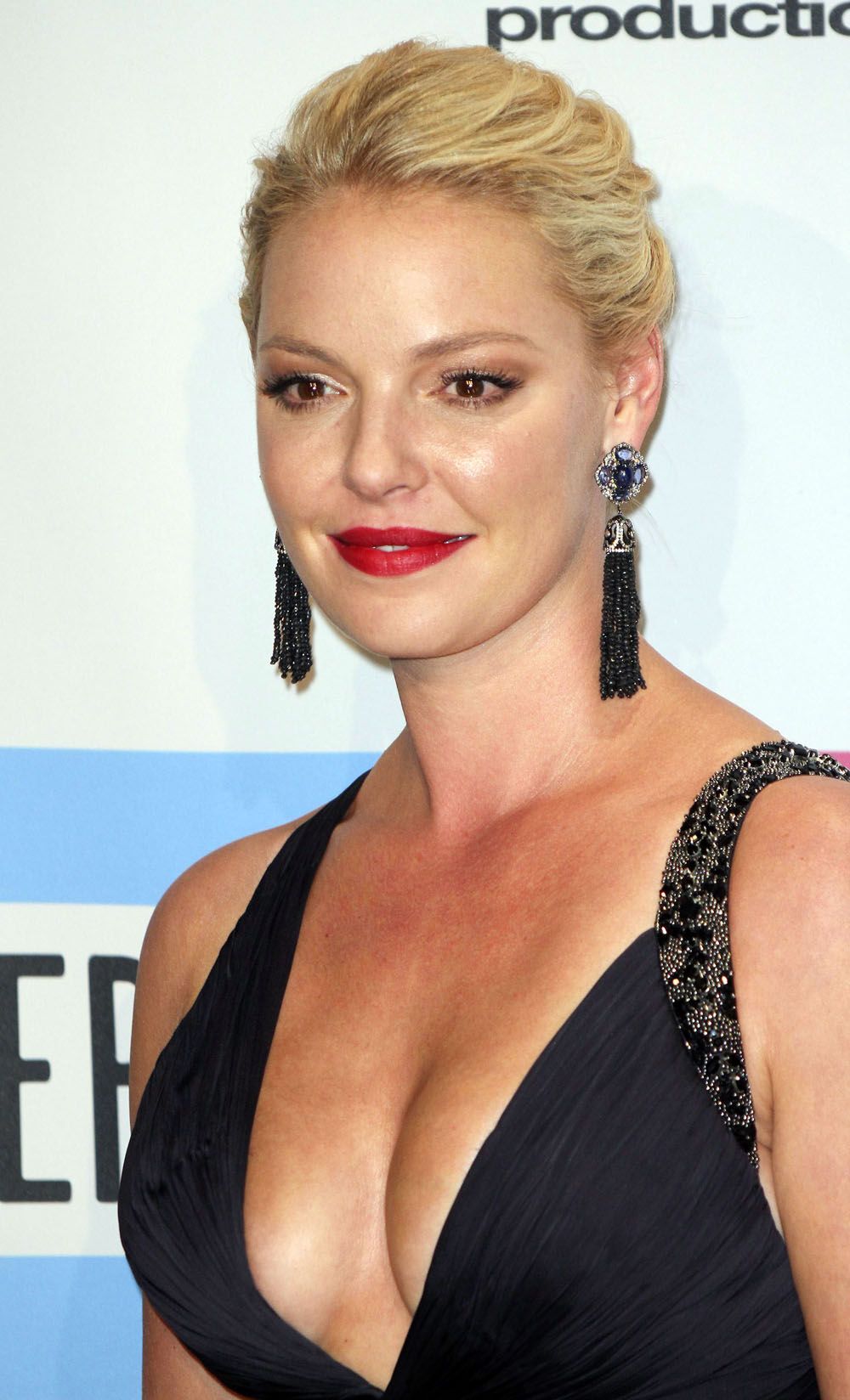 Кэтрин Хейгл выдавила из платья грудь