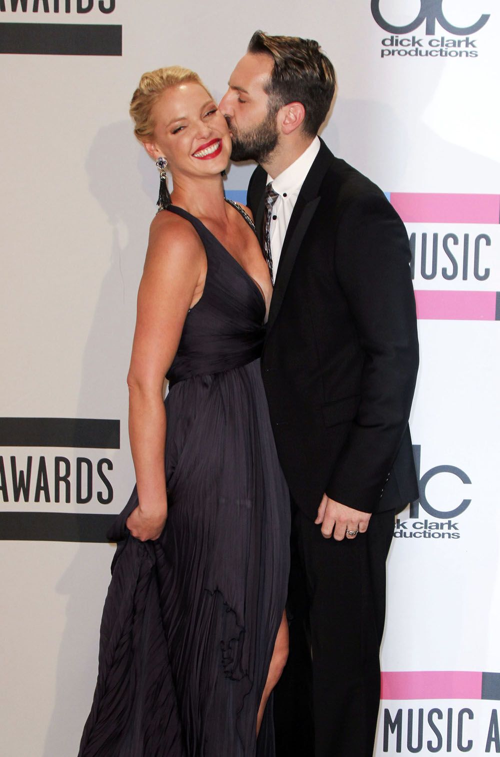 Кэтрин Хейгл выдавила из платья грудь