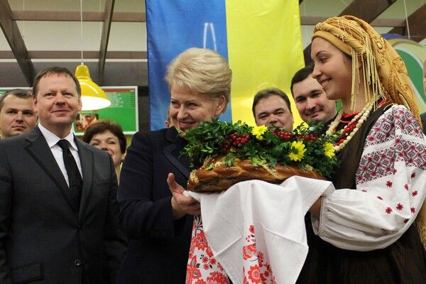 Литовського президента намагалися нагодувати українським сиром