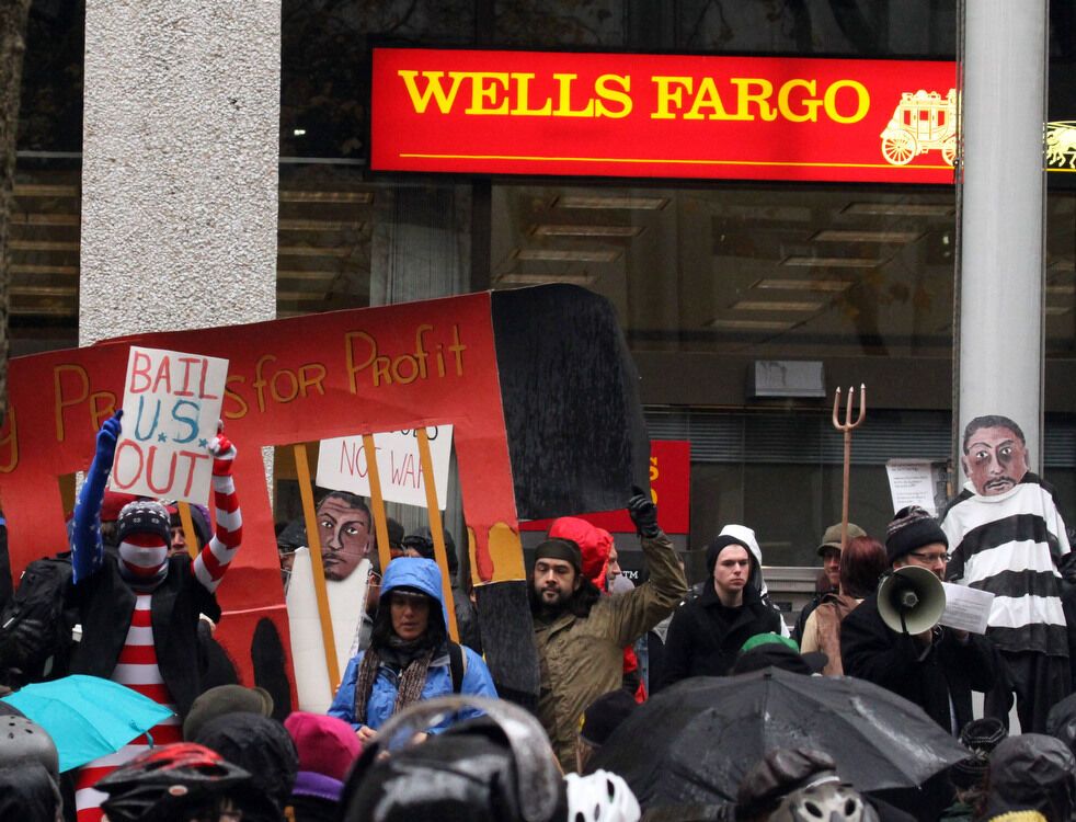 20. Демонстранты митингуют возле здания банка Wells Fargo в Портленде, штат Орегон, 17 ноября 2011 года. (AP / Don Ryan)