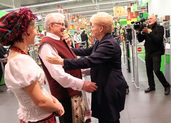 Литовського президента намагалися нагодувати українським сиром