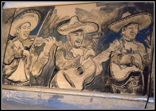 Грязная машина – полотно для шедевра. Фото 