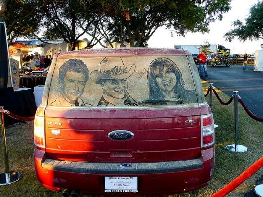 Грязная машина – полотно для шедевра. Фото 