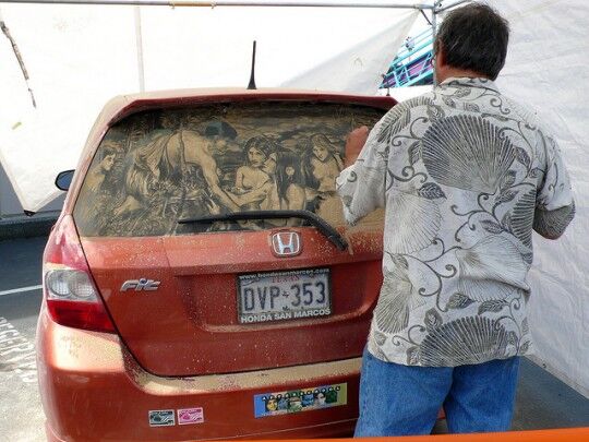 Грязная машина – полотно для шедевра. Фото 