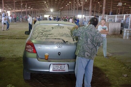 Грязная машина – полотно для шедевра. Фото 