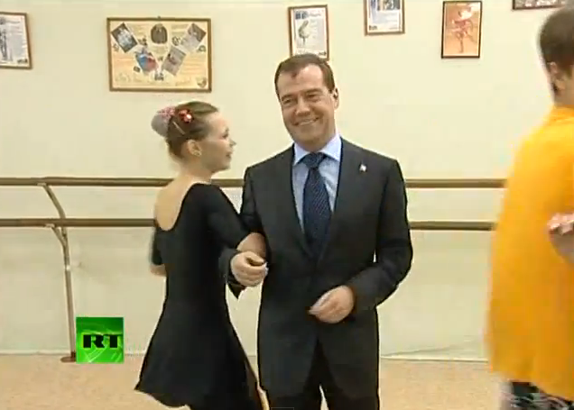 Медведев станцевал с детьми танец "Ладушки". Фото, видео