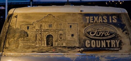 Грязная машина – полотно для шедевра. Фото 