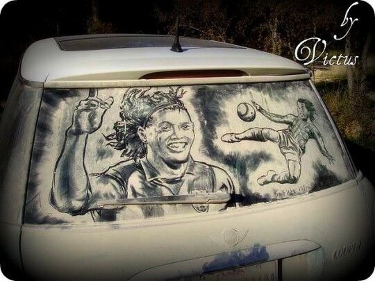 Грязная машина – полотно для шедевра. Фото 