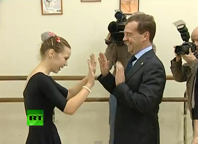 Медведев станцевал с детьми танец "Ладушки". Фото, видео