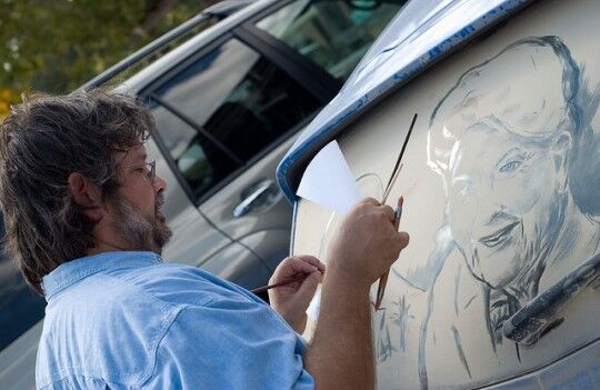 Грязная машина – полотно для шедевра. Фото 