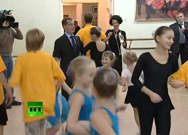 Медведев станцевал с детьми танец "Ладушки". Фото, видео