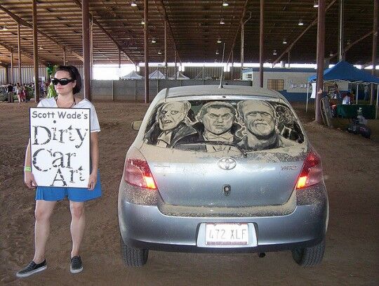 Грязная машина – полотно для шедевра. Фото 