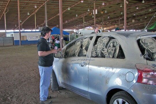 Грязная машина – полотно для шедевра. Фото 