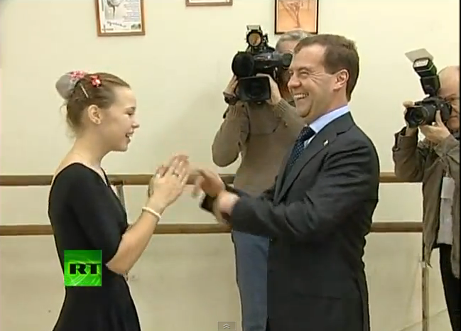 Медведев станцевал с детьми танец "Ладушки". Фото, видео