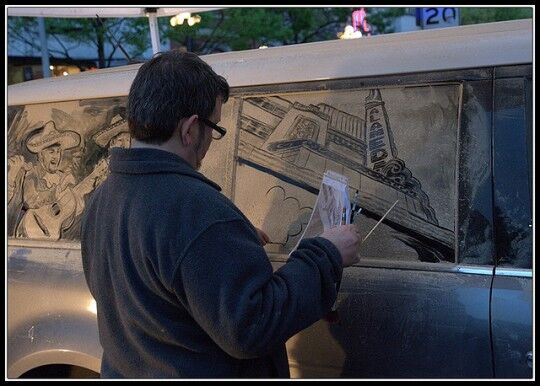 Грязная машина – полотно для шедевра. Фото 