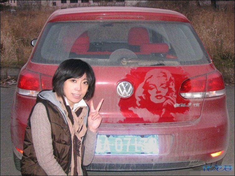 Грязная машина – полотно для шедевра. Фото 