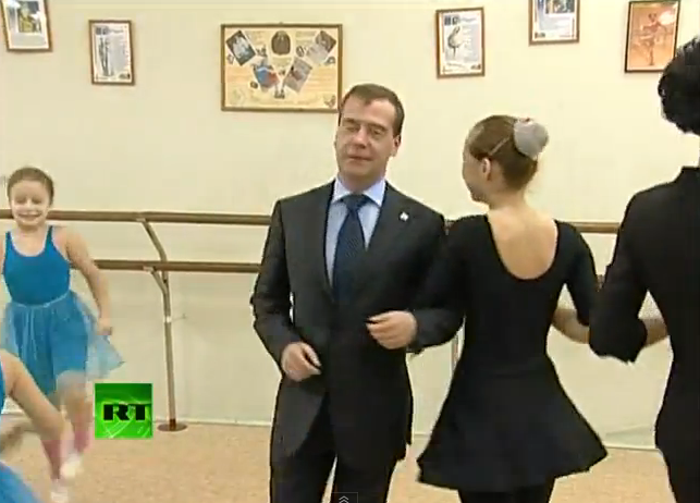 Медведев станцевал с детьми танец "Ладушки". Фото, видео