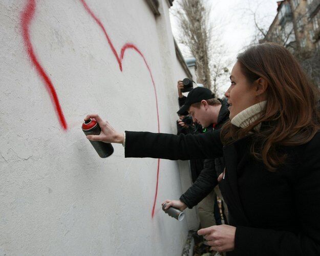 Наталия Королевская нарисовала сердце для Юлии Тимошенко