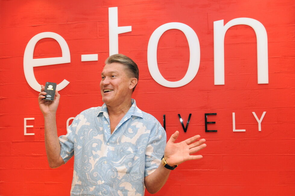 Украинская элита украшает свои iPhone золотом и иконами. Фото 